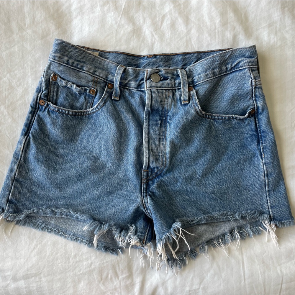 Classic Levi’s 501 cut off shorts — 26 waist